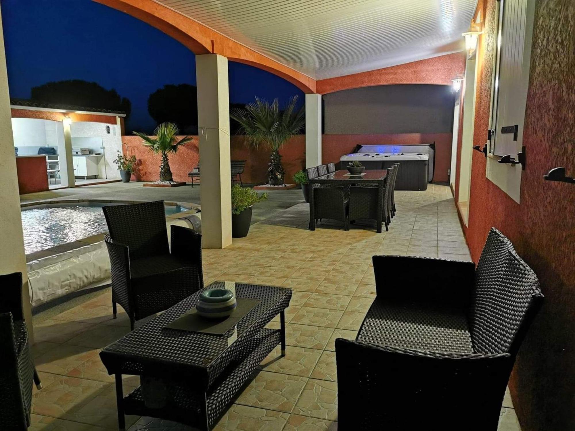 Villa Elegante A Carcassonne Avec Jardin Et Jacuzzi Luaran gambar