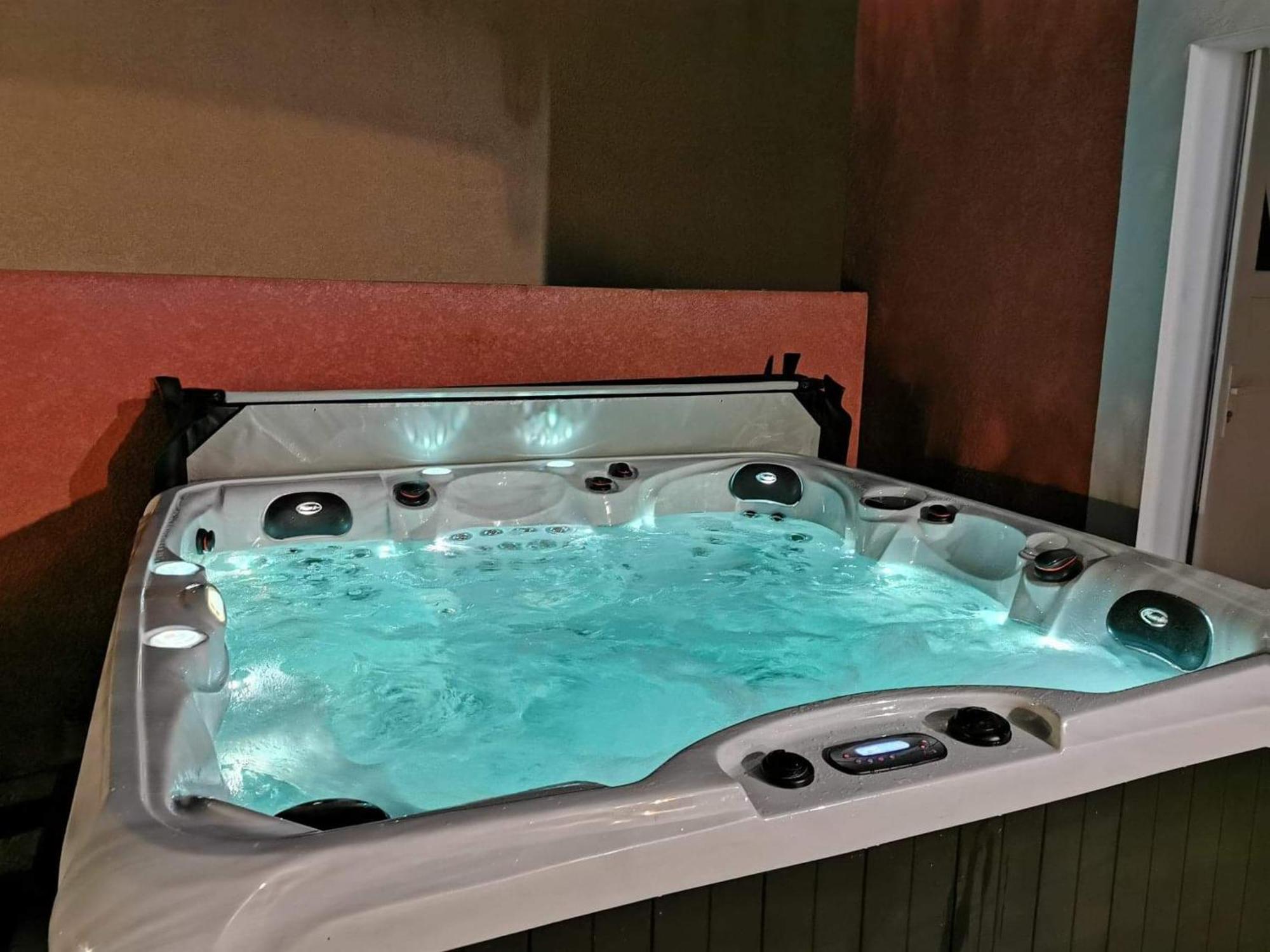Villa Elegante A Carcassonne Avec Jardin Et Jacuzzi Luaran gambar